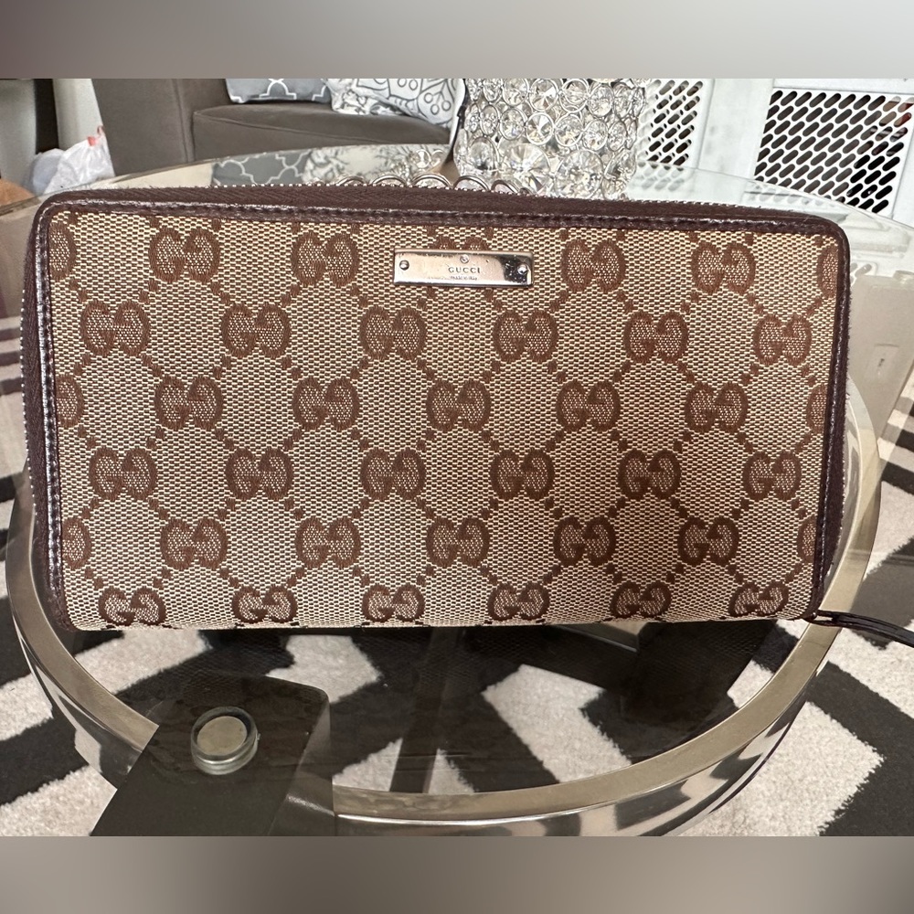 ‼️AUTHENTIC‼️VINTAGE BROWN GUCCI ZIP AROUND WALLET